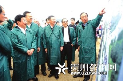 郭台铭向省领导介绍规划.特约记者吴东俊摄