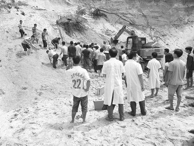 海沙坍塌 一男连人带车被埋