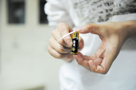 电池+口香糖锡纸=取火工具?