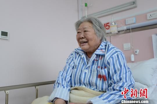梁军老人在医院接受治疗 医大二院提供 摄
