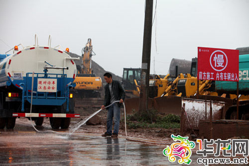组建清扫队除泥 重庆机场扩建工地全力控制扬