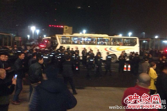11月1日深夜,郑州郑东新区夜总会“皇家一号”被查处。网友供图 11月1日深夜,郑州郑东新区夜总会“皇家一号”被查处。网友供图