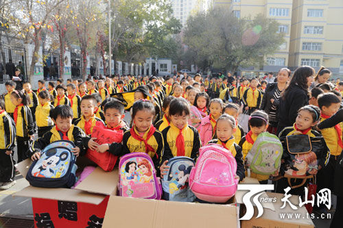 新疆实验小学二年级352名学生为定西送温暖捐
