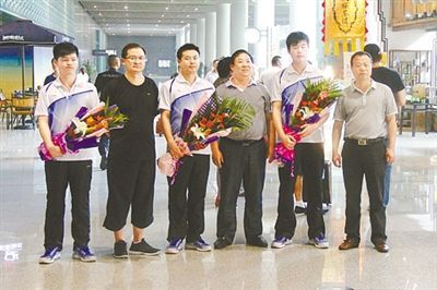 陕西宁陕县副县长叶庆春（左四）等人在咸阳国际机场跟学生合影。