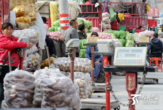 内地果菜滞销库尔勒市场
