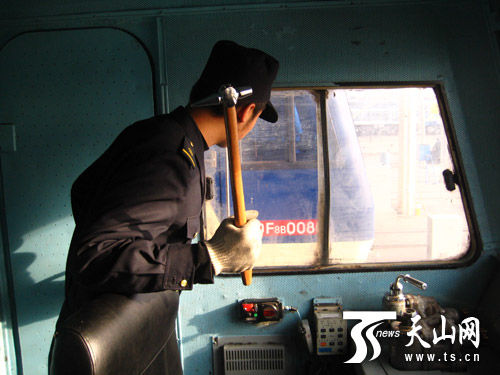 近日,乌铁局哈密机务段及所属运用车间按照自治区,路局"两防两保"工作