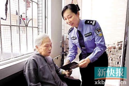 番禺民警为九旬阿婆送证上门