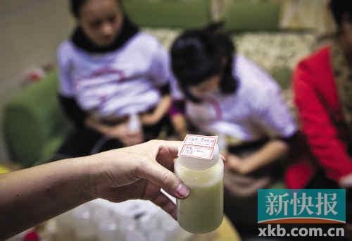 母乳捐献车开进青凤社区
