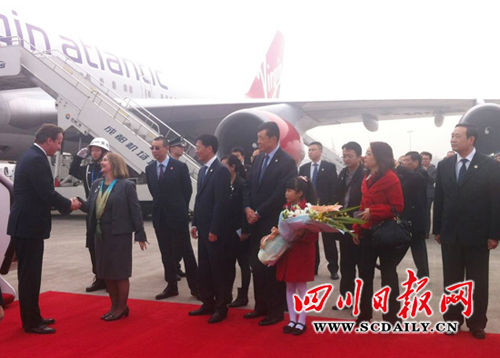 英国首相卡梅伦乘机抵达成都双流国际机场