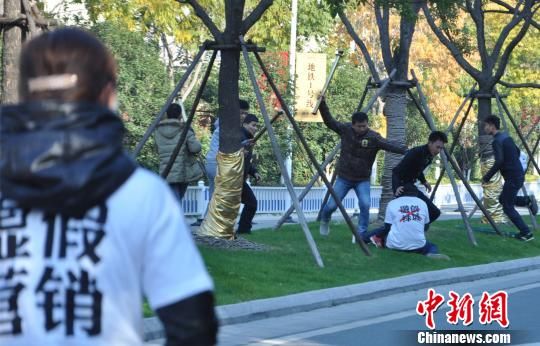 无锡:售楼处业主维权被不明人员围殴 警方立案