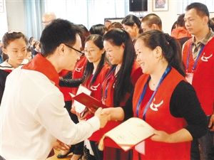 瞧,家长义工队来了