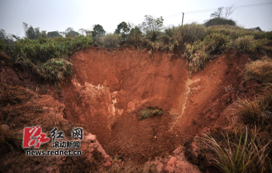 长沙县跳马镇现二十米大坑 坑附近有数条裂缝