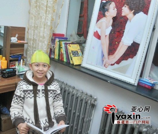 乌鲁木齐街头募捐助白血病女孩 妈妈盼有人帮女儿补课