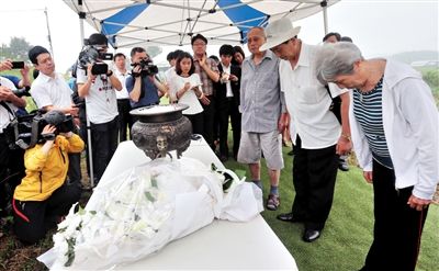 今年7月9日，韩国坡州市，3名朝鲜战争中国老兵访问韩国京畿道坡州市安葬阵亡的中国士兵的公墓。