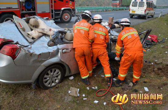 成德南高速一轿车撞上路边山体翻车 致4人死亡