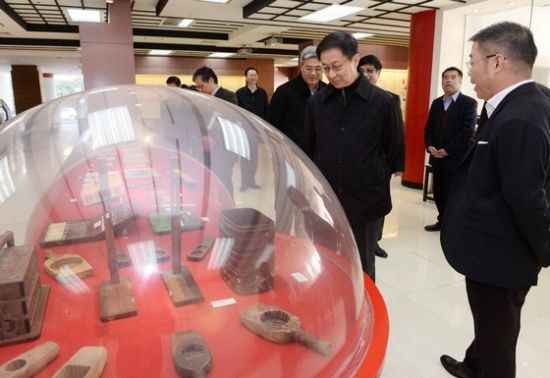 韩正在市食品药品监督管理局和上海杏花楼食品