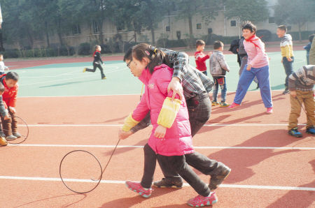 民俗游戏重返校园 00后孩子玩出味道