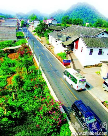 图为:恩施市芭蕉乡新农村建设示范路.