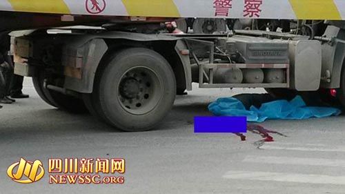 成都龙潭立交大货车与摩托车相撞 摩托车司机当场身亡