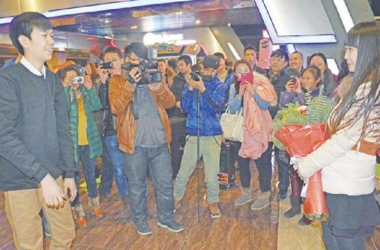 库尔勒小伙快闪求婚 <em>送女友</em><em>惊喜</em>_新浪新闻