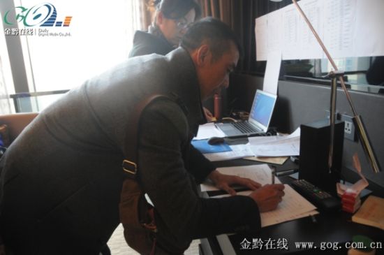 议参会代表正式报到 节俭办会文件包变成了纸袋子