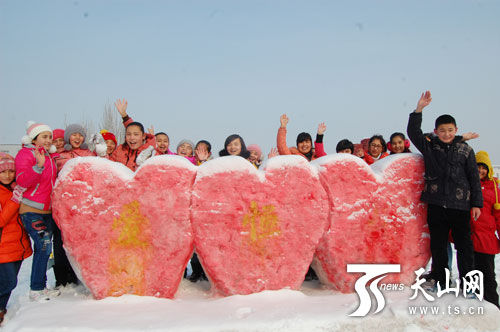 新疆内初班学生制作创意雪雕迎新年