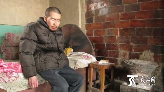 新疆博湖县:妻子精神失常30年儿子脑萎缩 六旬