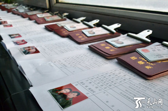 乌鲁木齐:甜蜜元宵节 新人扎堆把婚结