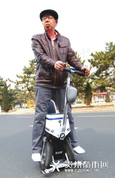 六旬老人自造平衡车