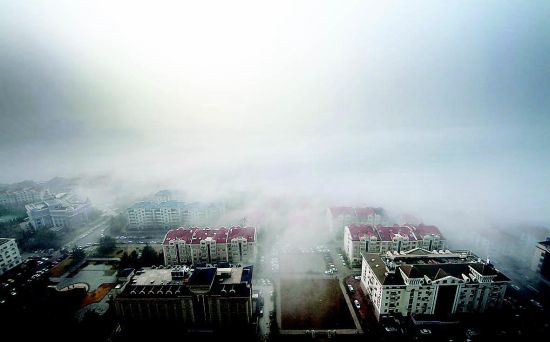 2月25日,一片平流雾出现在青岛市浮山湾景区。当日上午,青岛市浮山湾景区出现平流雾景观,市区建筑若隐若现,城市宛若仙境。平流雾是暖湿空气移到较冷的陆地或水面时,因下部冷却而形成的雾。新华社发 (原标题:青岛现平流雾景观 城市建筑若隐若现)