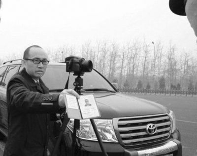 潘石屹高速上拍照被阻 亮出人大代表证自救