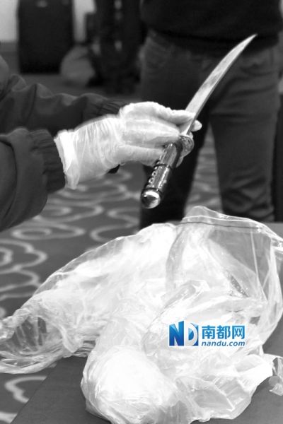 10余名统一着装的暴徒<em>蒙面</em>持刀在云南昆明火