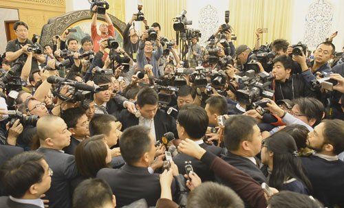 张春贤经过媒体区一瞬间，警卫防线被突破，200名记者把张春贤围在中间。新京报记者 陈杰 摄