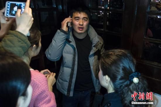 3月9日，一名来自河北省定州市的民众表示自己已经四次打通了他在MH370航班上中国籍亲属的手机，但是对方没有应答。他表示，这个消息好像是黑暗中的一束光亮，他希望通过移动通讯技术手段找到手机的具体位置。中新社发 崔楠 摄