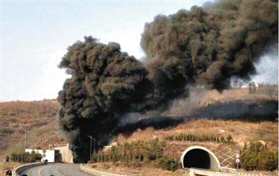 3月1日14时50分，山西晋济高速岩后隧道内两辆甲醇车相撞导致甲醇泄漏爆炸，大火烧了73小时才被扑灭。网络截图