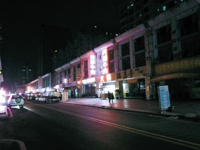 3月11日，扫黄后晚上8点天鹅湖路冷清的街道。以前，这里都是人和车辆，街边站满了小姐。新京报记者 林野 摄