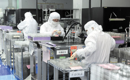从蓝思科技到介面光电,随着一大批电子信息企业的积聚,浏阳经开区电子