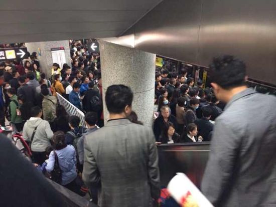 早8点20分许，记者赶到地铁一号线青年大街站，发现下行电梯已经关闭，乘客只能走楼梯乘车，现在等车乘客能有上千人，几乎等待区已经没有站脚地。北国网、辽沈晚报记者靳丹