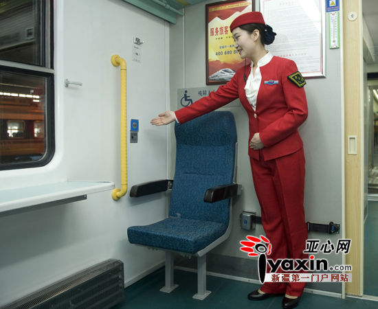 探访北疆之星感受高铁服务 乘务员微笑要分