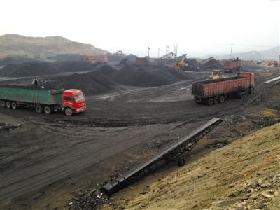 4月19日，王林口煤炭营销园区，已被分租给六七十个煤场经营。这里曾是一片林地。新京报记者 张永生 摄