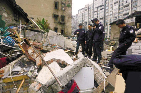 上海一老式居民楼倒塌致2人死亡_新浪新闻