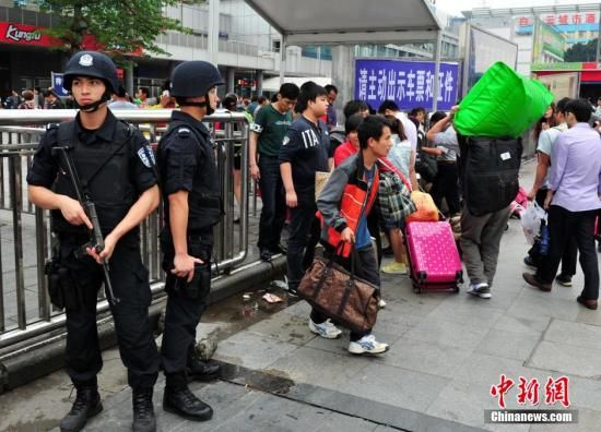 广州火车站凶案目击者:警察鸣枪后歹徒砍向警