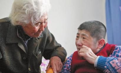 84岁的老妈妈把55岁的女儿送到了养老院