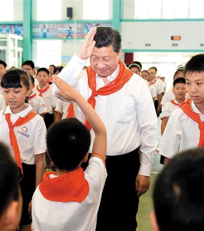 5月30日上午，习近平来到北京市海淀区民族小学，参加庆祝“六一”国际儿童节活动。这是习近平参加少先队入队仪式。 新华社记者 李涛 摄