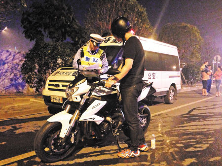 夜查飙车族_新浪新闻