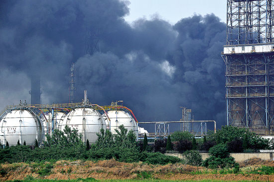 南京一炼油厂爆炸起火