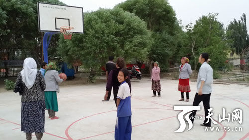 【住村故事】维吾尔族村庄首次有了女子篮球队