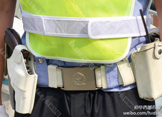 成都交警配枪上岗后首次拔枪执勤|交警配枪