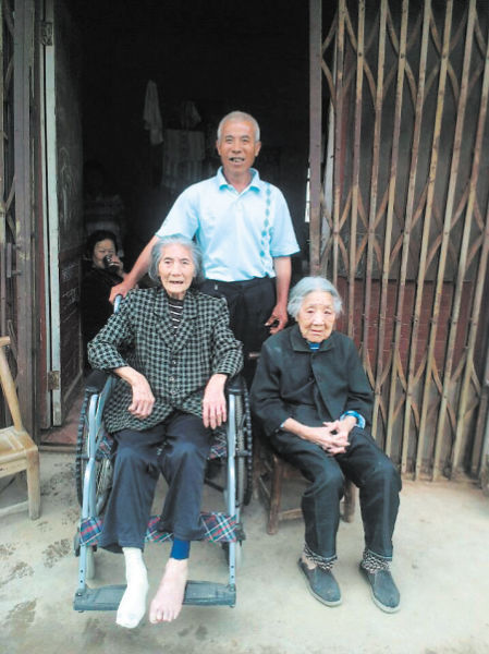 62岁王伢子有两位九旬<em>义母</em>_新浪新闻