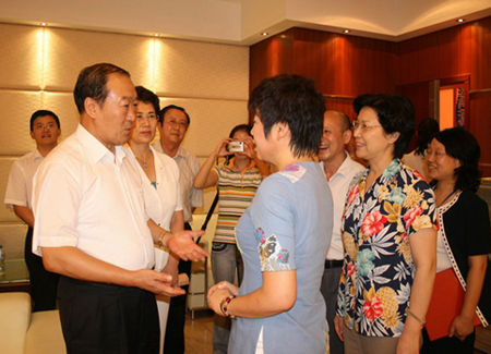 2008年6月26日，于丽芳（左二）与时任江西省委书记苏荣一起听于丹讲座。